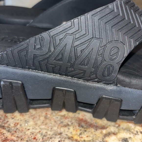 P448 x Vibram Bondi platform flip flop new with Drybag carrying case! - Picture 4 of 12